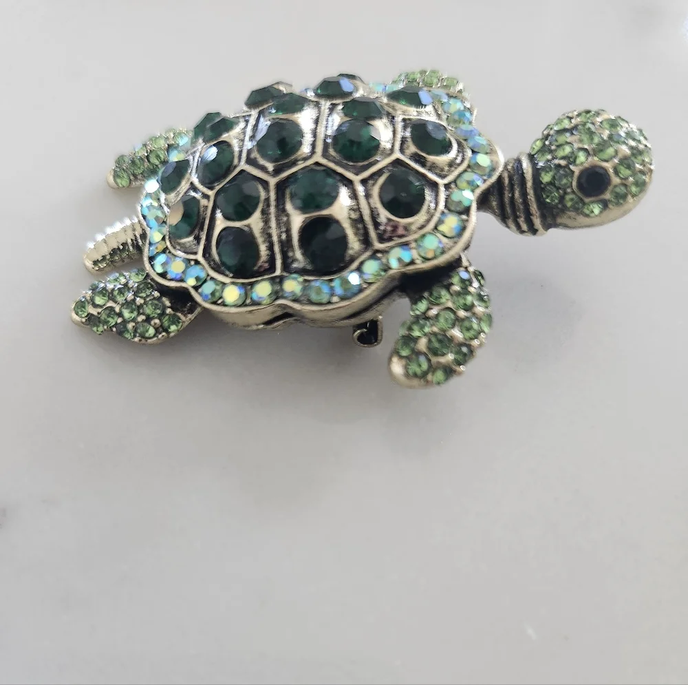 Turtle Sparkle Brooch In Motion - Picture 3 of 3